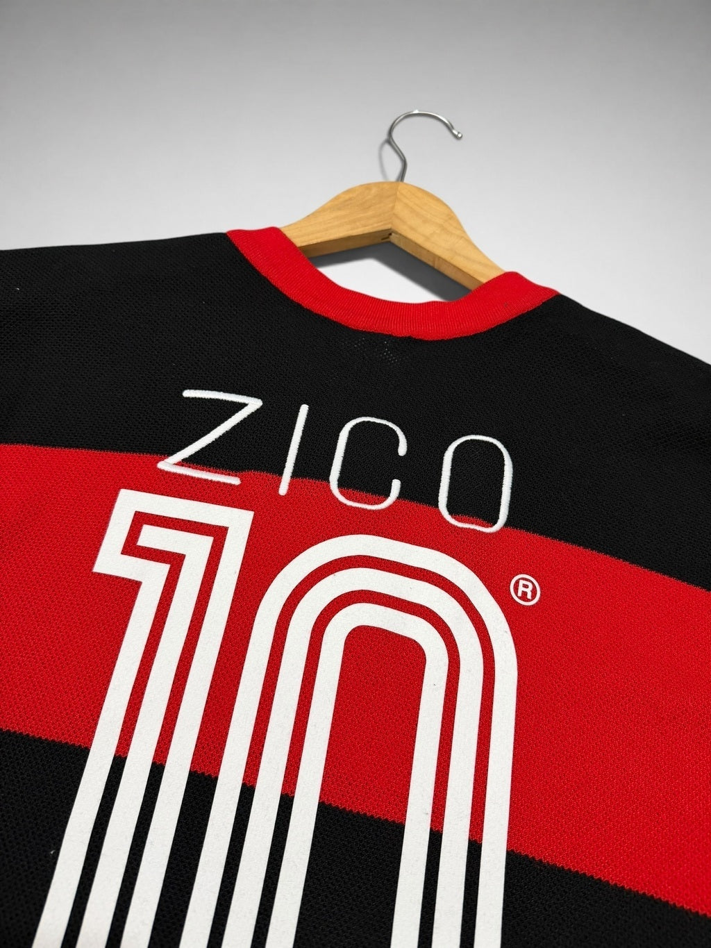 CAMISA MALHA FLAMENGO 1981 FURADINHA 1981 “Zico” NOME BORDADO